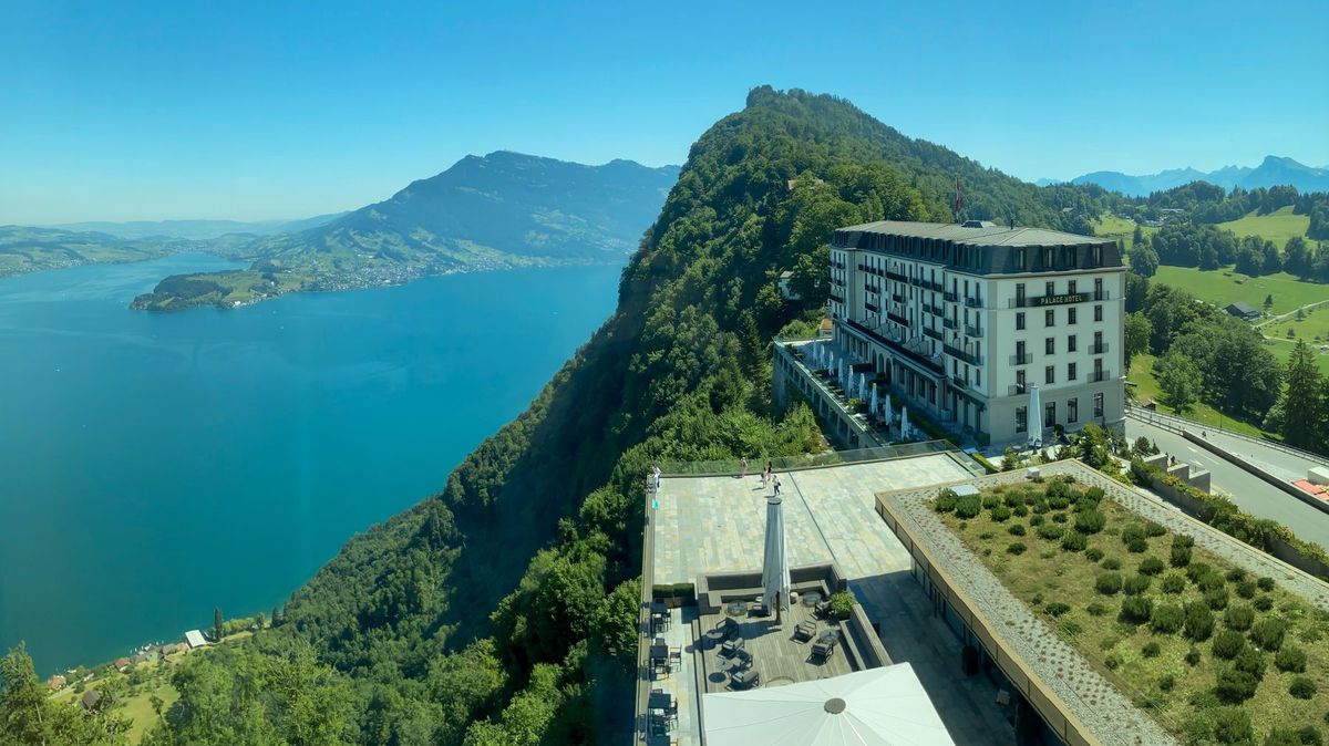 Rekreanti ven, přijedou VIP hosté. Švýcarský hotel vyrušil rezervace kvůli mírové konferenci o Ukrajině